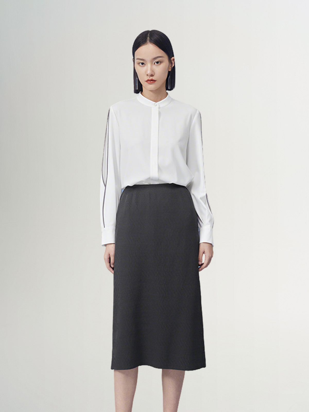 Dark gray straight skirt with wave seams