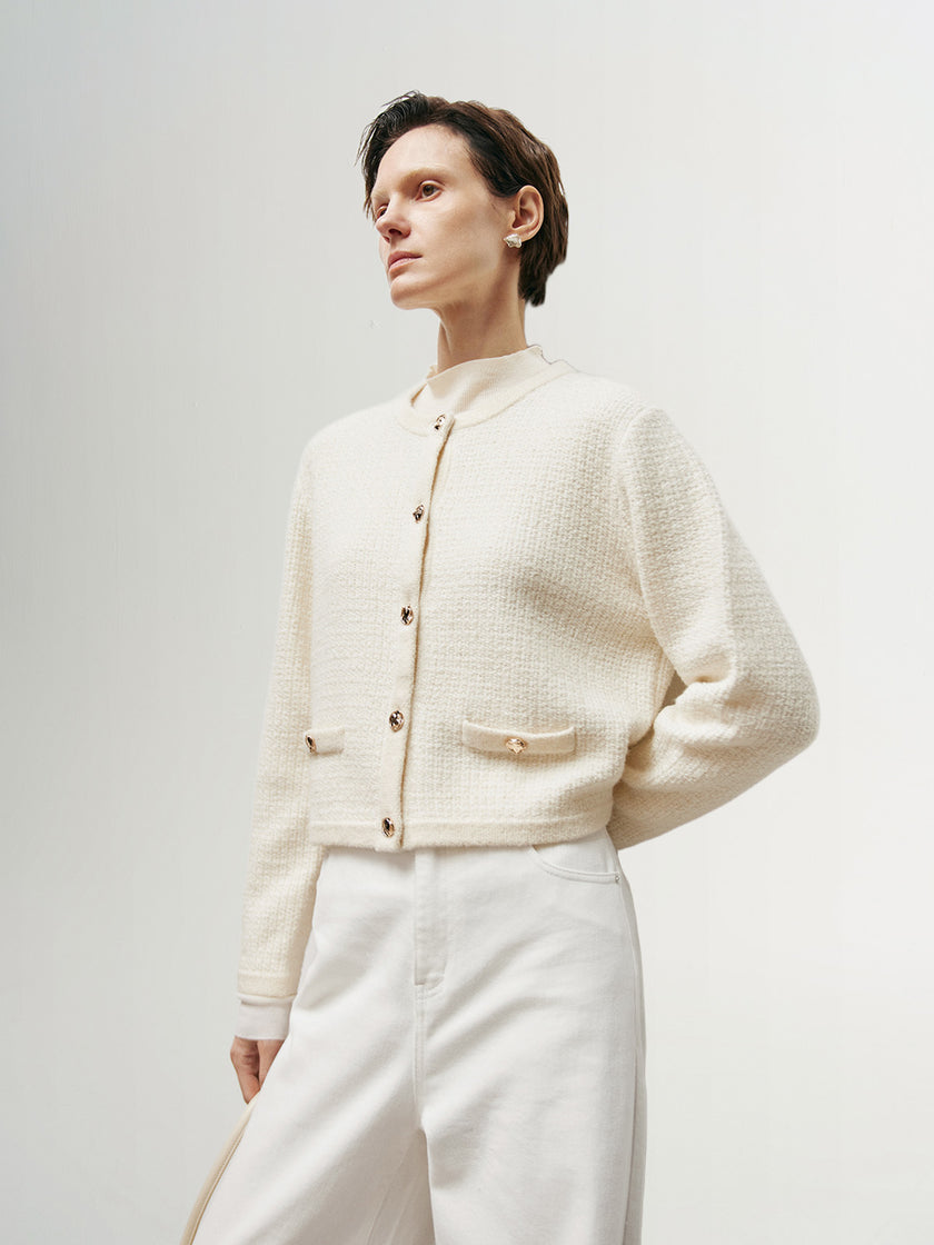 White knitted sweater with round neck and long sleeves