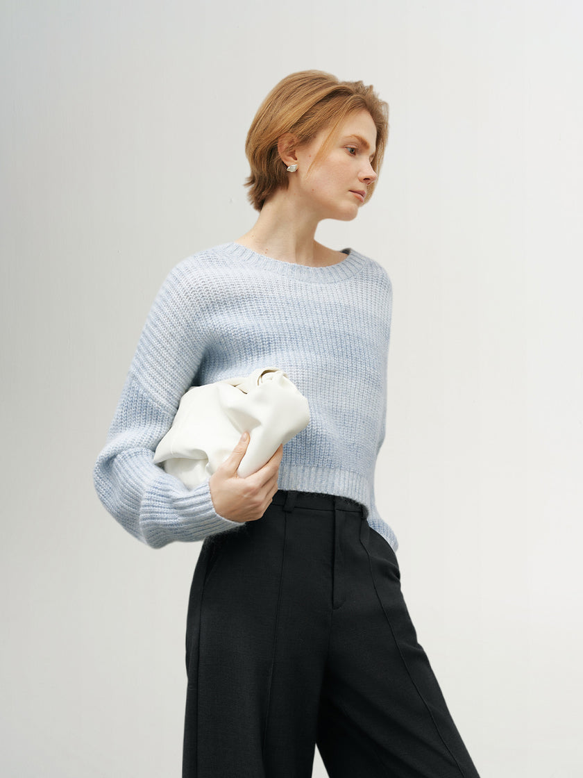 Light blue sweater with round neck, long sleeves and loose fit
