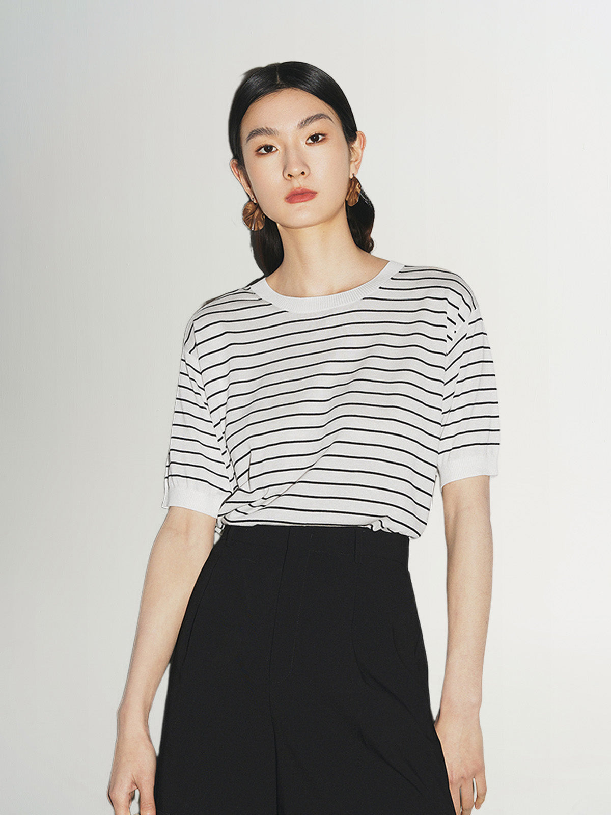 Black and white knitted top with round neck and short sleeves