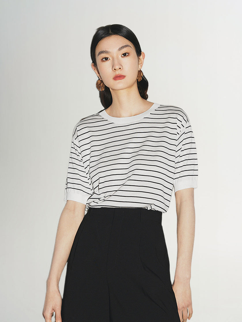 Black and white knitted top with round neck and short sleeves