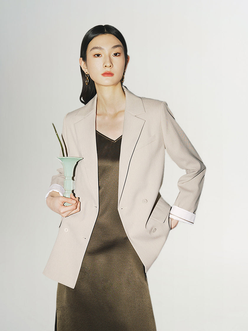 Camel gray blazer with notched collar, loose fit and double breasted