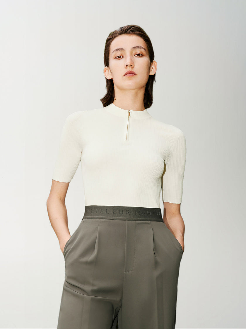 White knitted top with round neck and short zipped sleeves