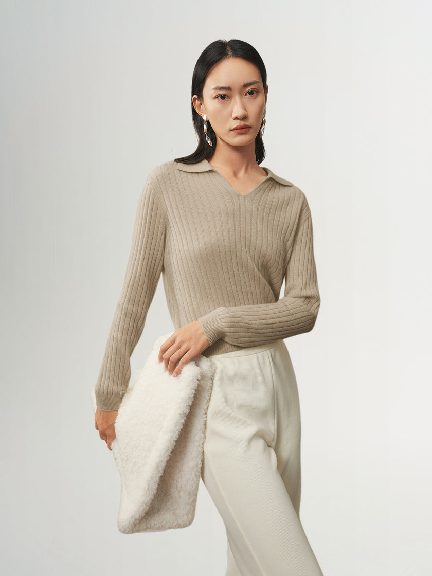 Brown cashmere turtleneck sweater with ribbed knit