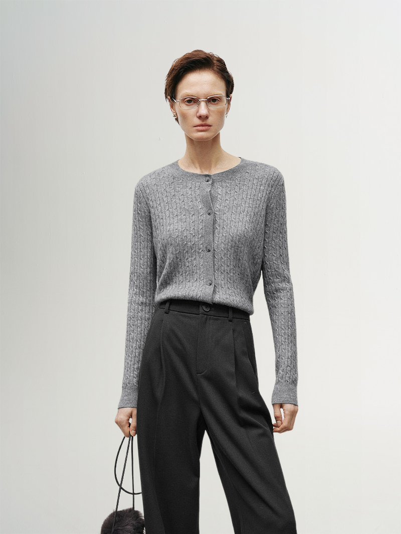 Classic gray ribbed cashmere sweater with a loose fit