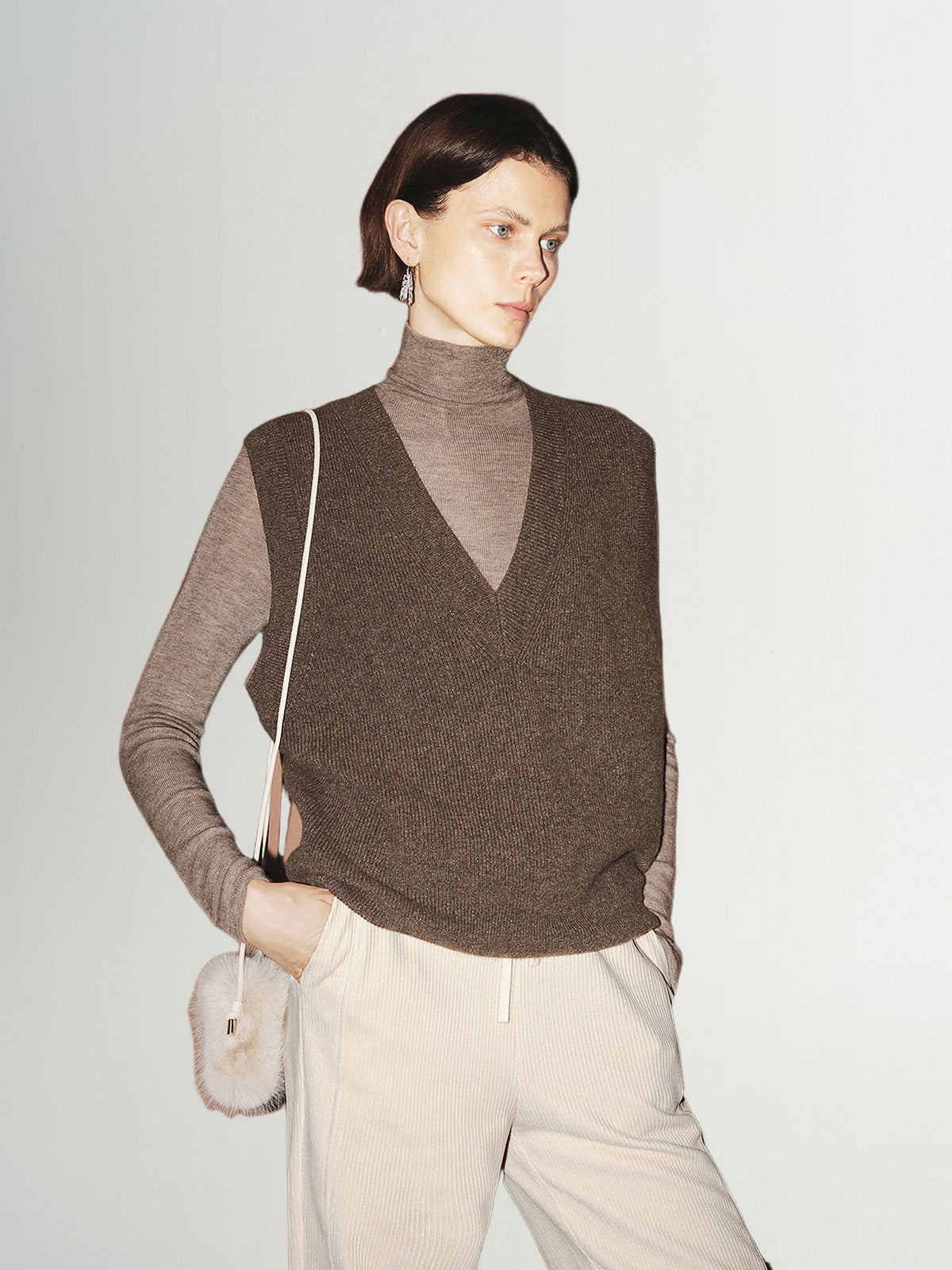 Sleeveless V-neck wool top