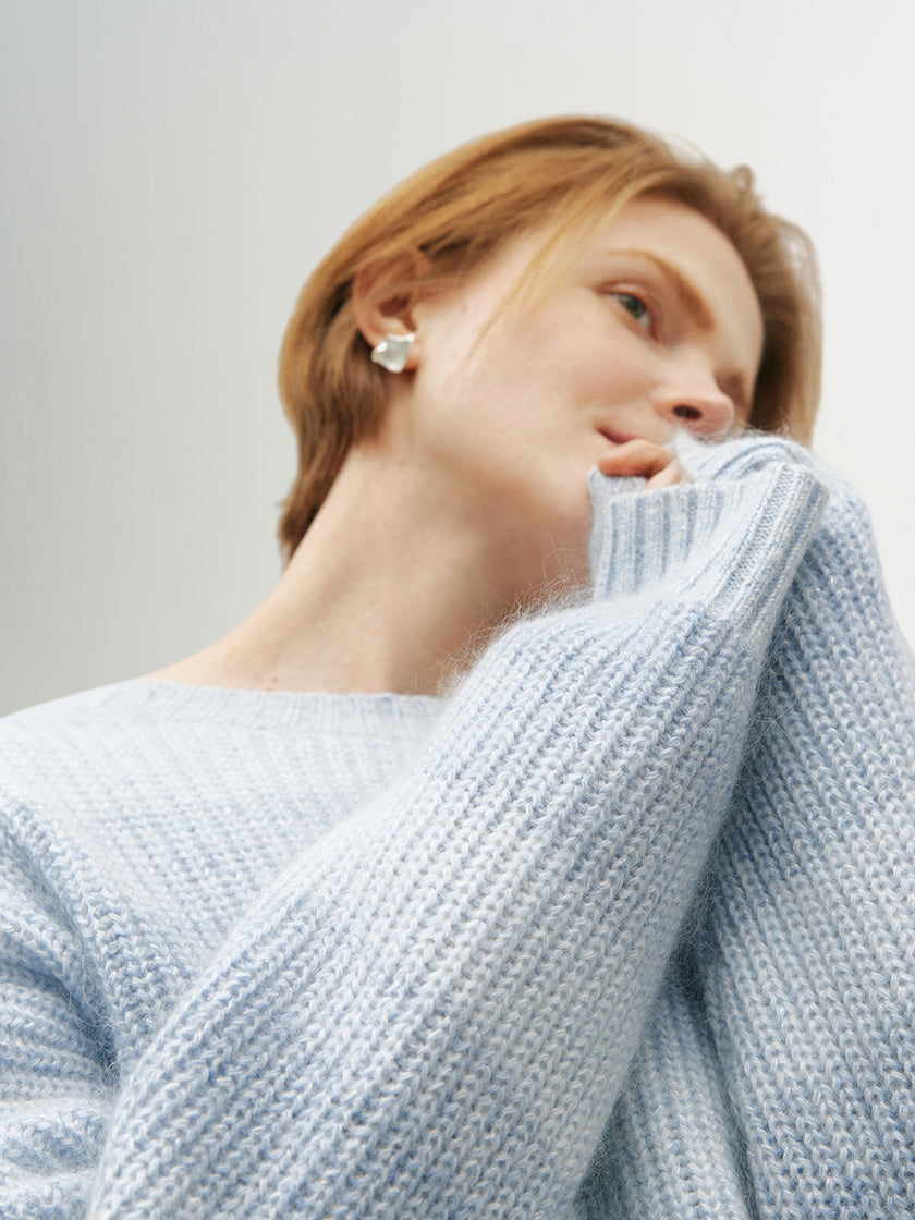 Light blue sweater with round neck, long sleeves and loose fit