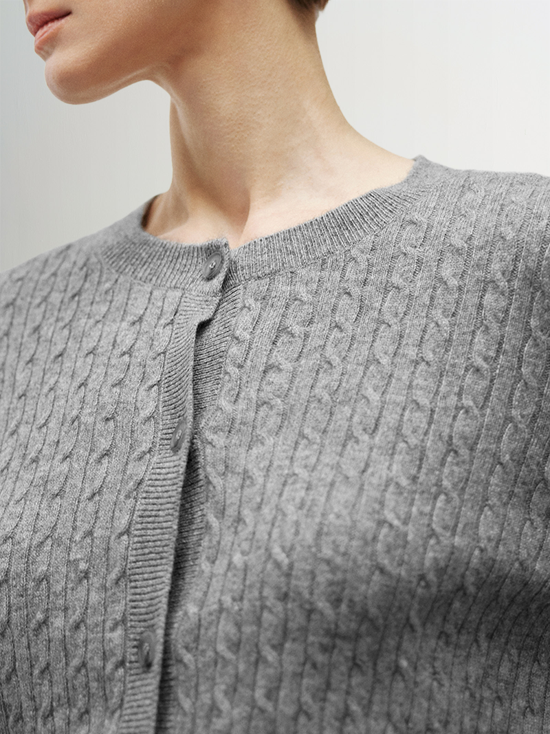 Classic gray ribbed cashmere sweater with a loose fit