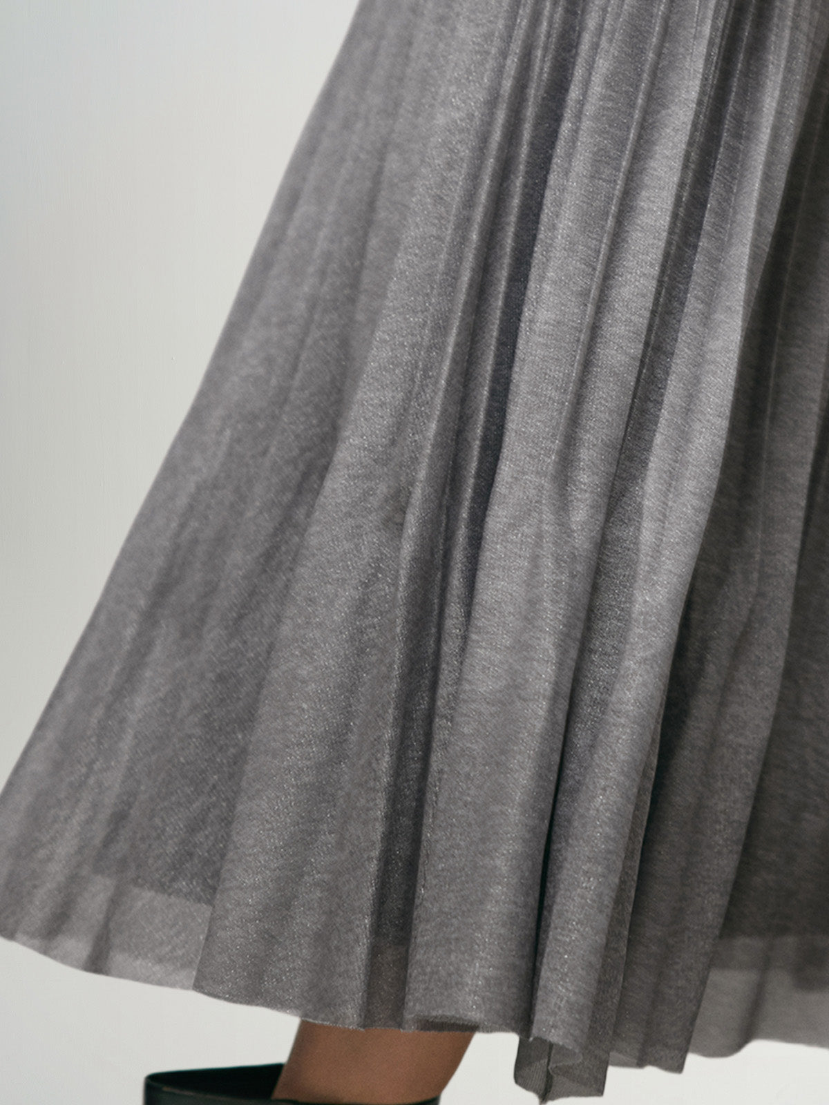 Grey short skirt with elastic waist and pleated design