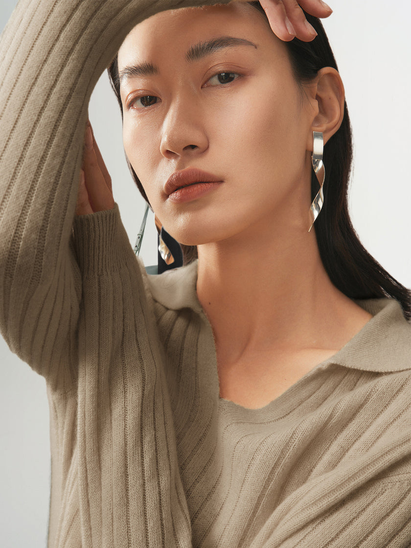 Brown cashmere turtleneck sweater with ribbed knit