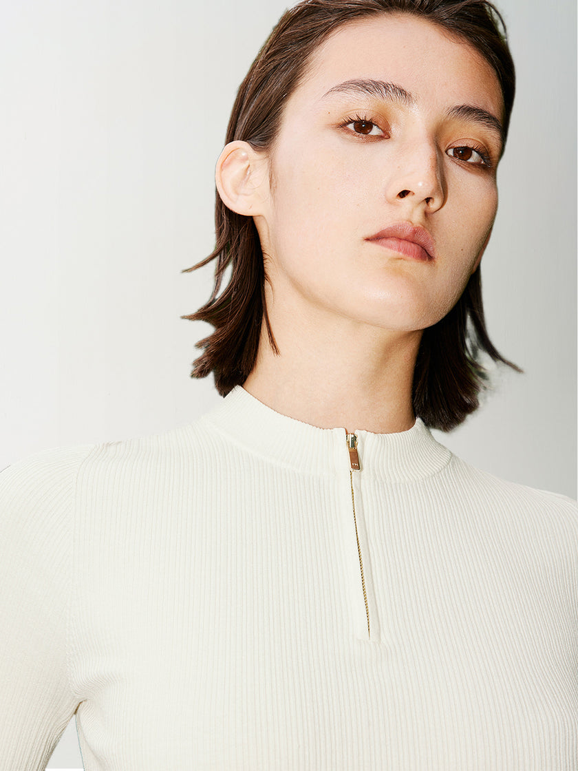 White knitted top with round neck and short zipped sleeves