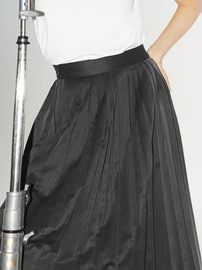 Comfortable pleated short skirt in dark gray modal