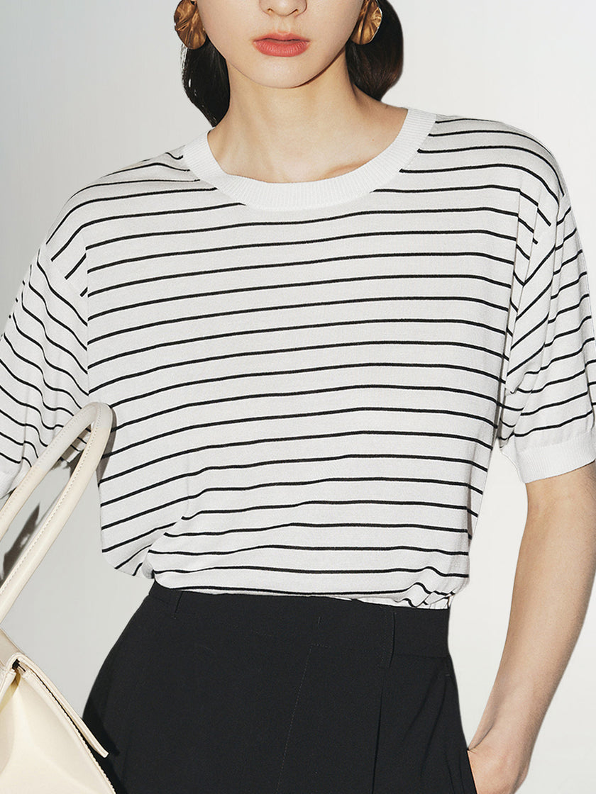 Black and white knitted top with round neck and short sleeves