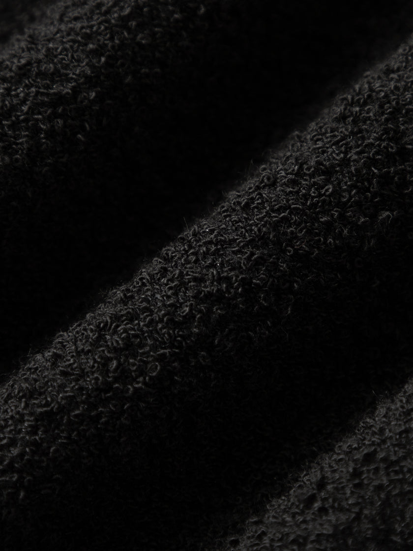 Robe noire avec design de reliure contrastée