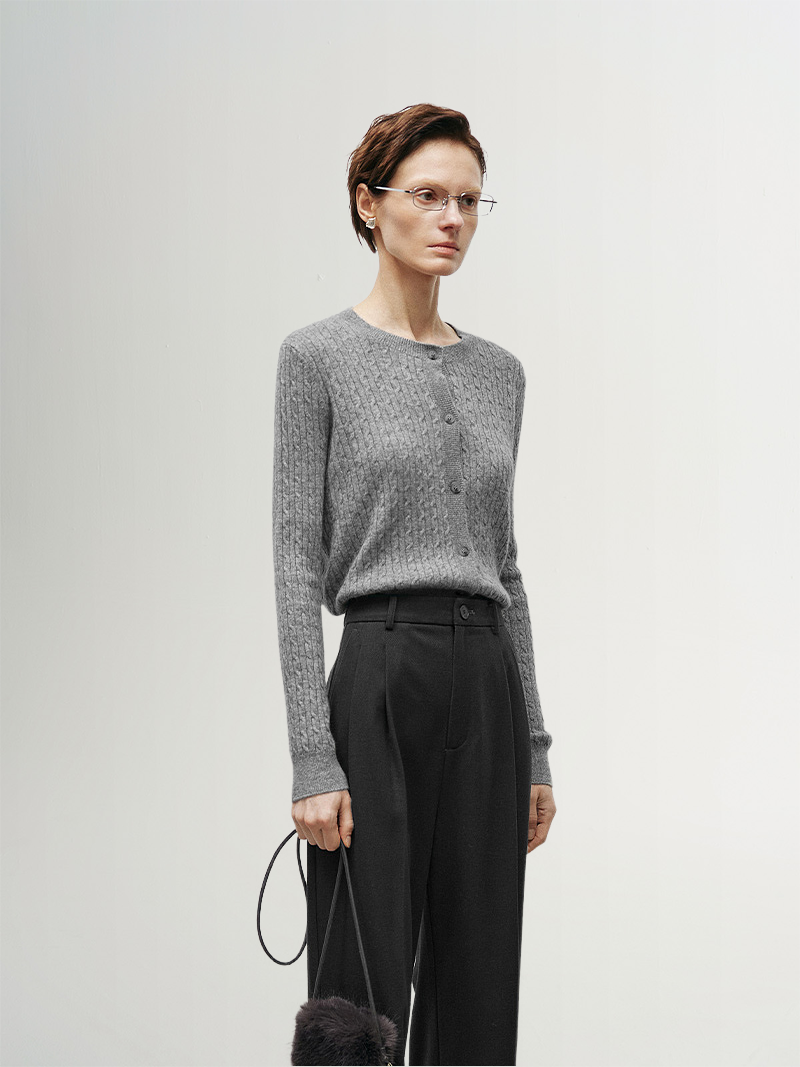 Classic gray ribbed cashmere sweater with a loose fit