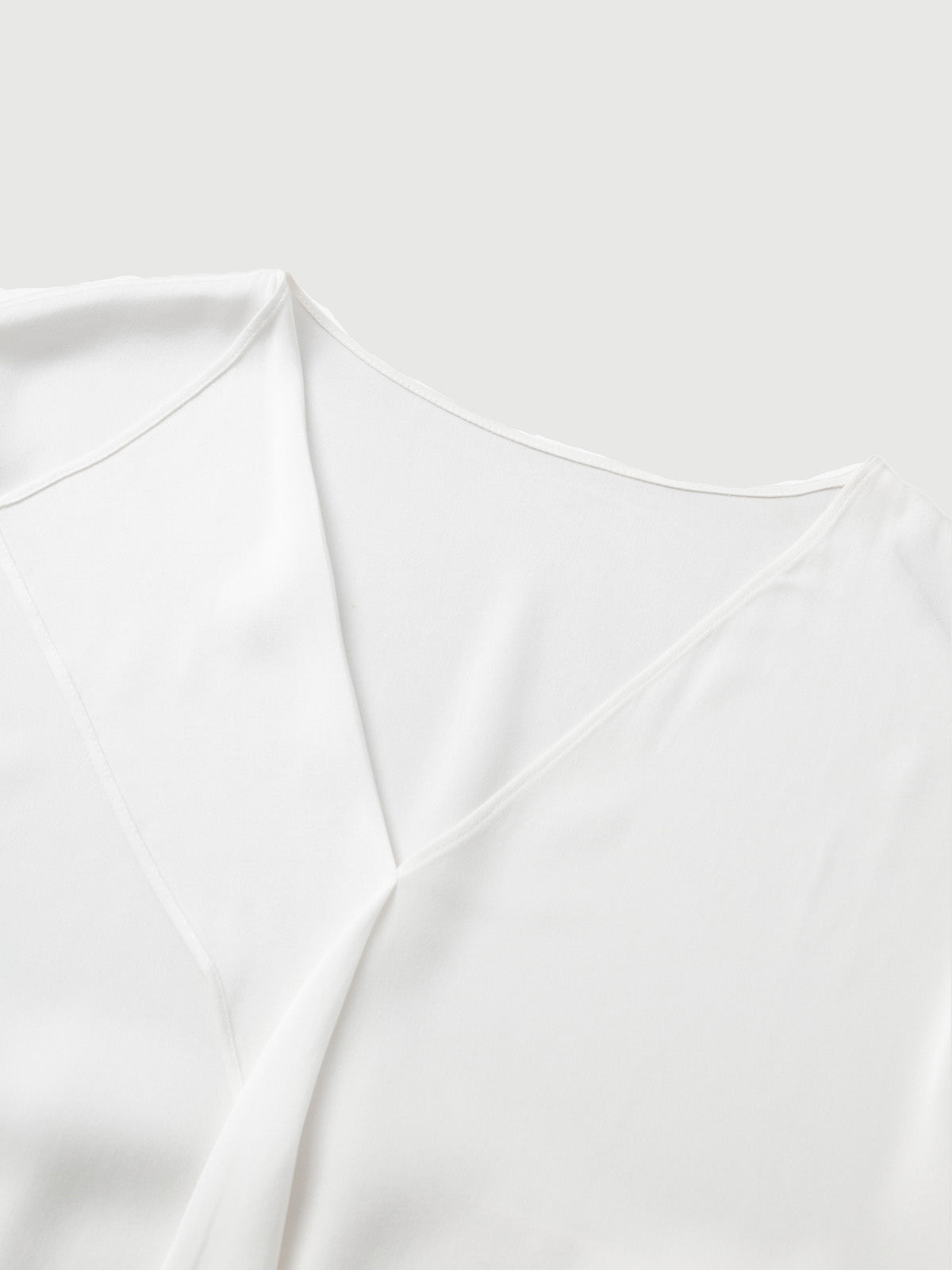 White silk V-neck long-sleeved shirt
