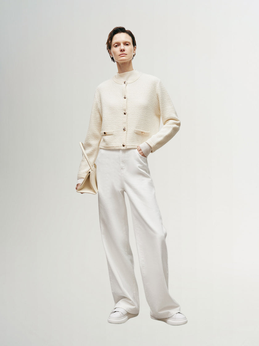 White knitted sweater with round neck and long sleeves