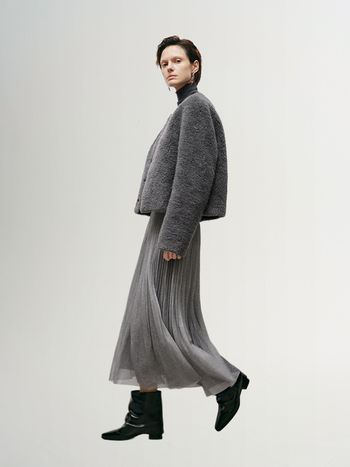 Grey short skirt with elastic waist and pleated design