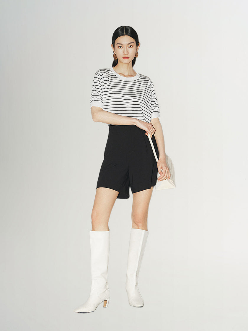 Black and white knitted top with round neck and short sleeves