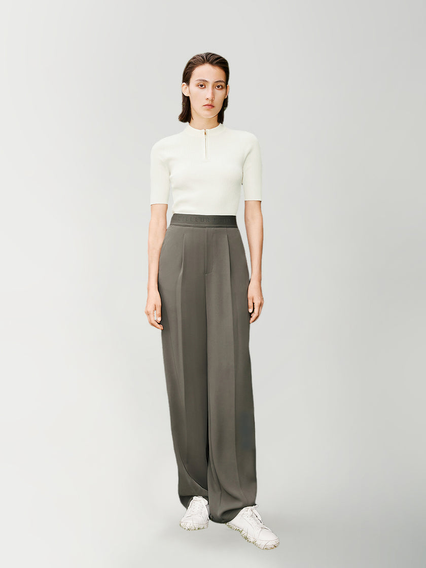 White knitted top with round neck and short zipped sleeves