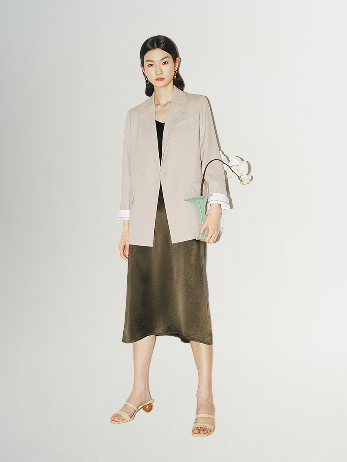 Camel gray blazer with notched collar, loose fit and double breasted