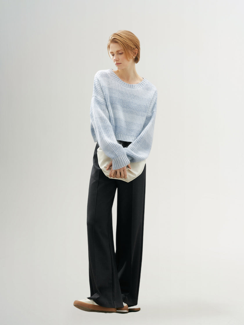 Light blue sweater with round neck, long sleeves and loose fit