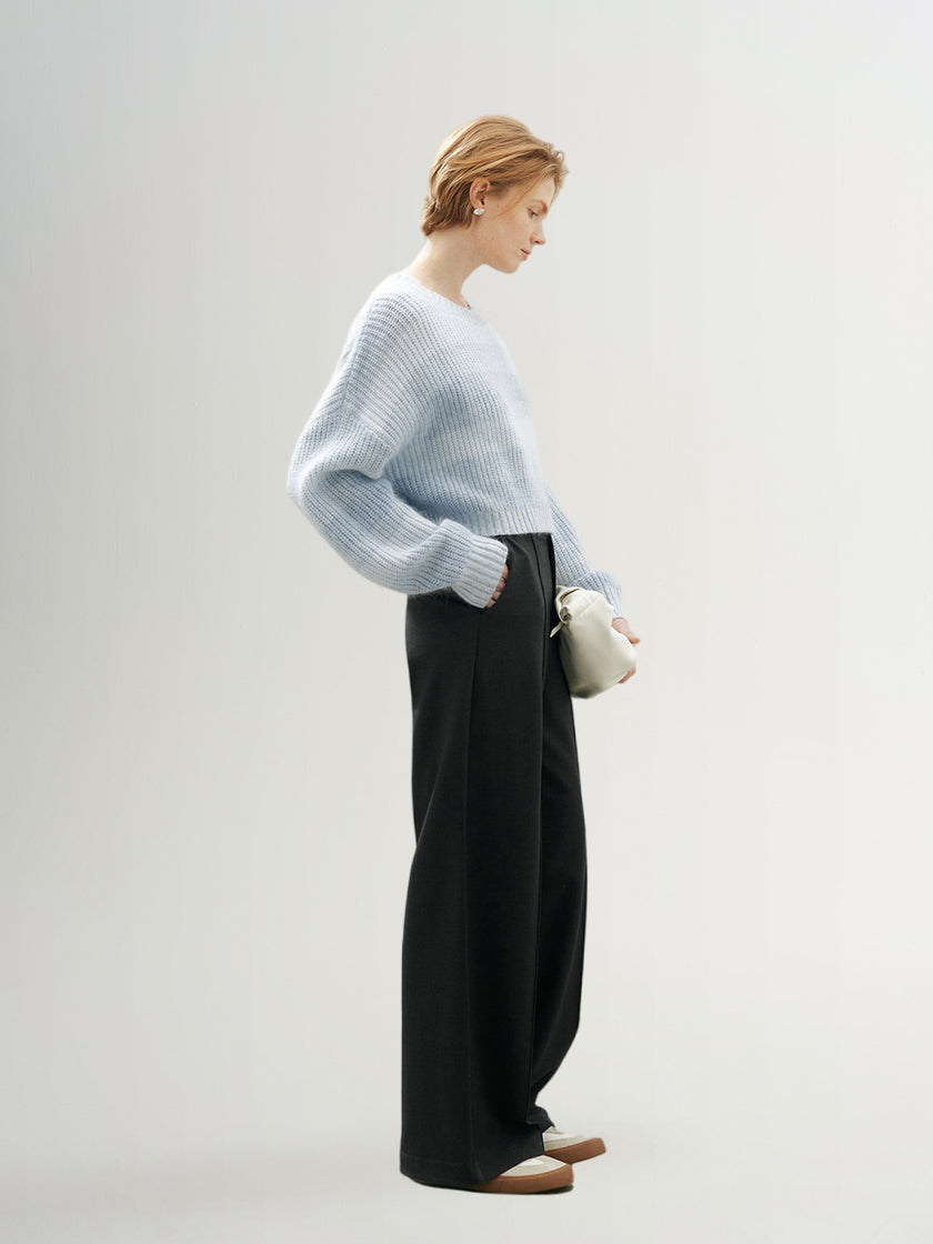 Light blue sweater with round neck, long sleeves and loose fit