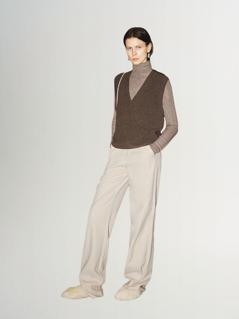 Sleeveless V-neck wool top