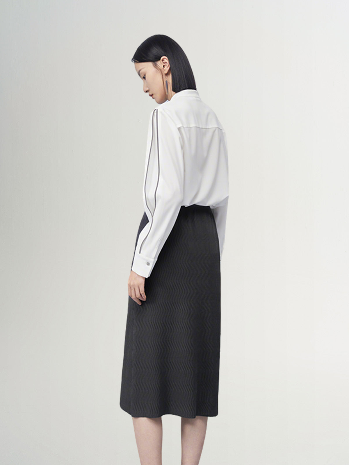 Dark gray straight skirt with wave seams
