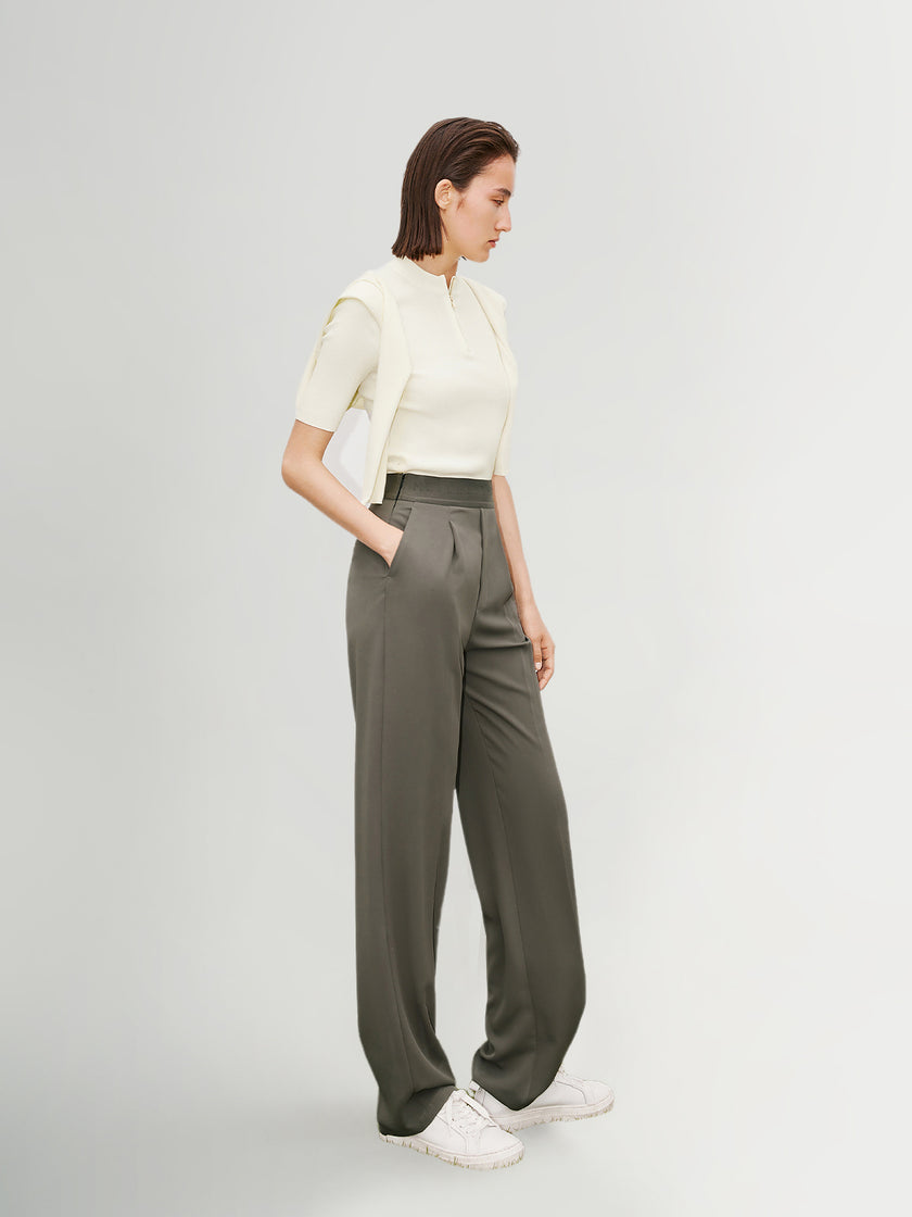 White knitted top with round neck and short zipped sleeves