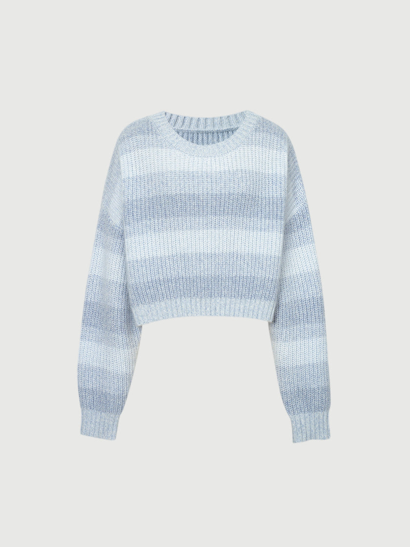 Light blue sweater with round neck, long sleeves and loose fit