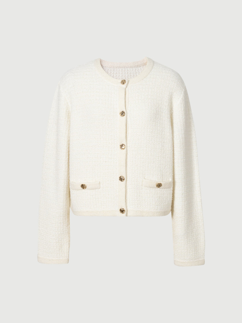White knitted sweater with round neck and long sleeves