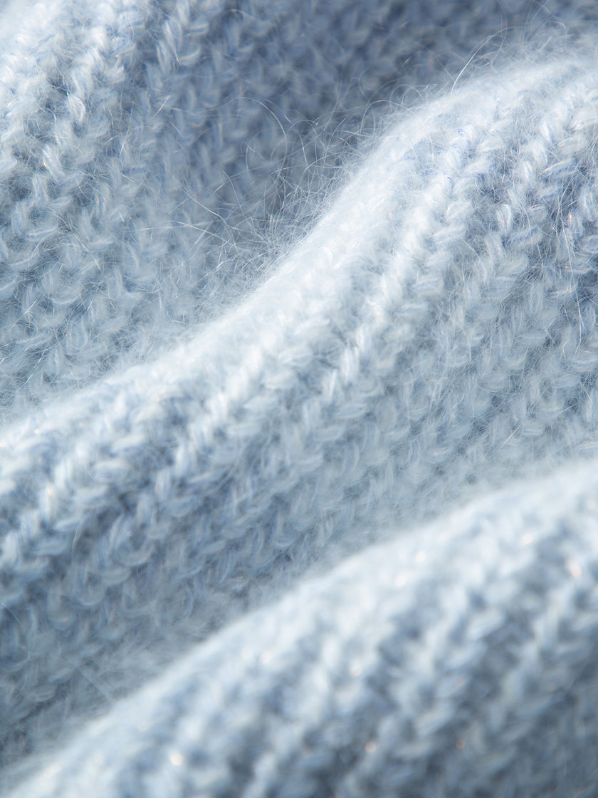 Light blue sweater with round neck, long sleeves and loose fit