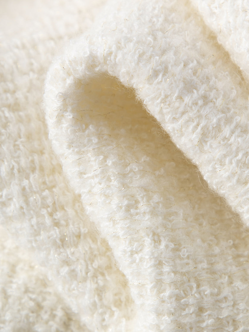 White knitted sweater with round neck and long sleeves