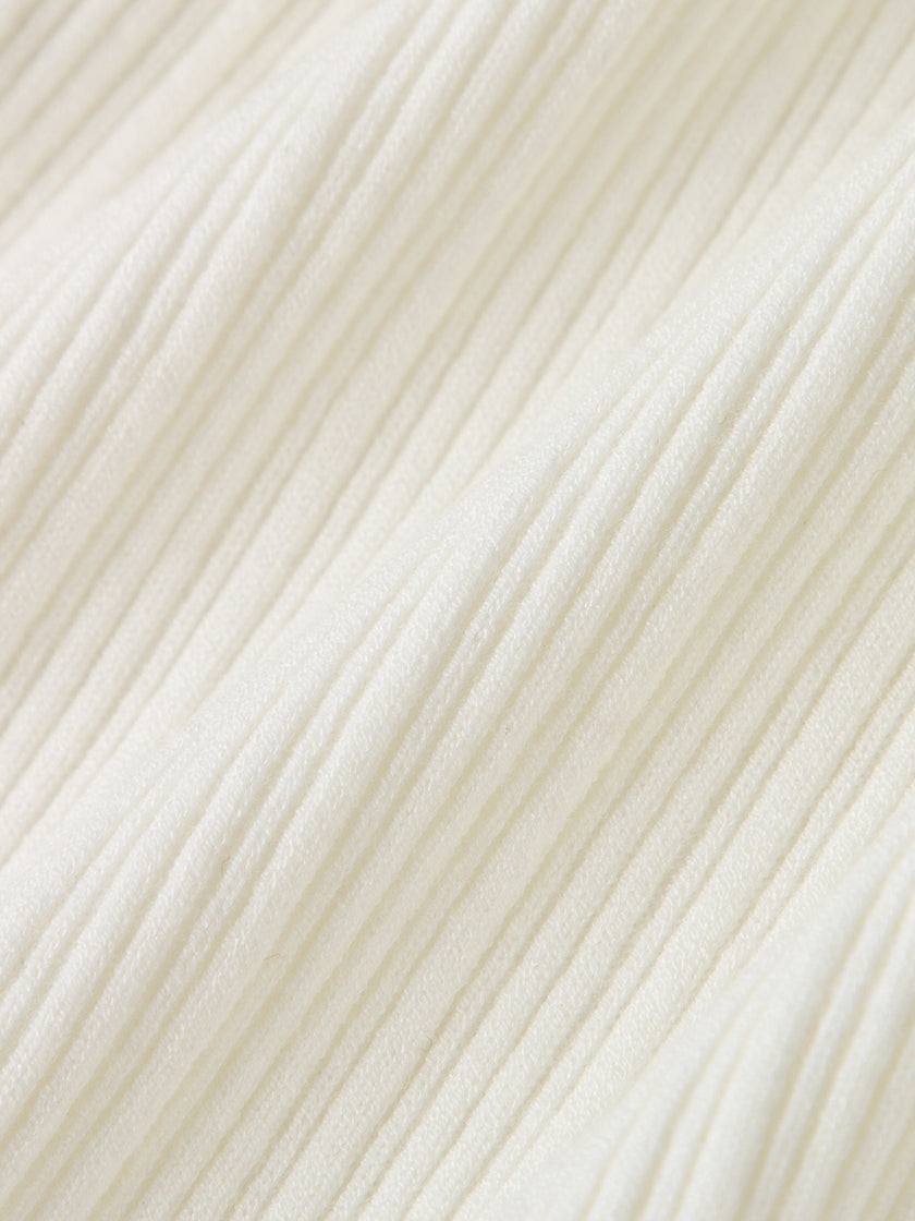 White knitted top with round neck and short zipped sleeves