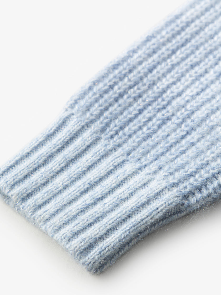 Light blue sweater with round neck, long sleeves and loose fit