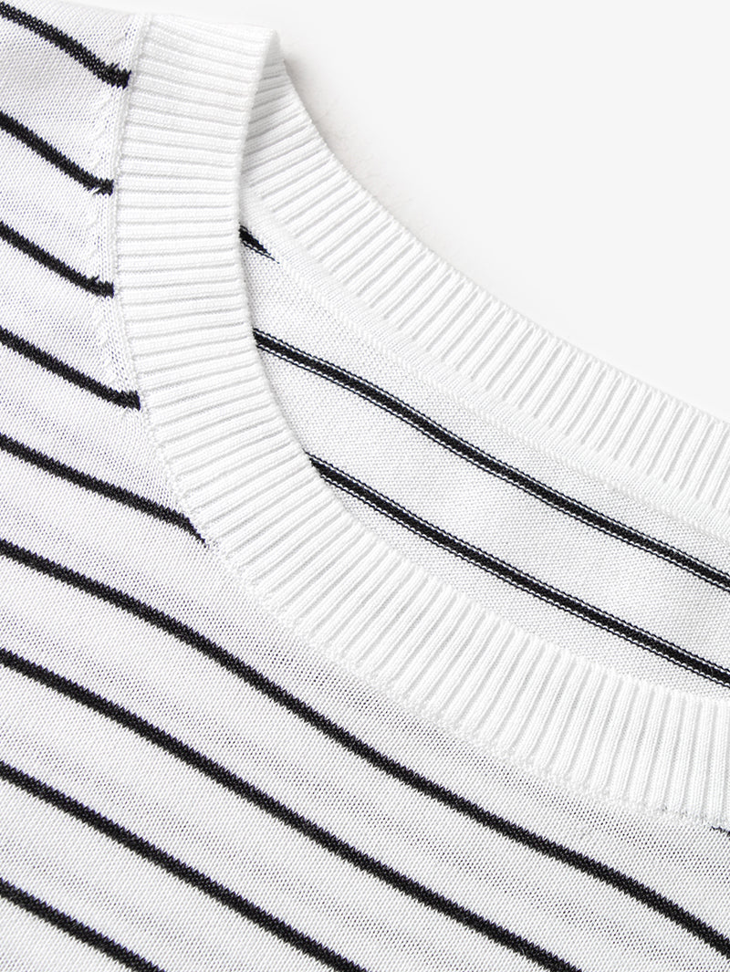 Black and white knitted top with round neck and short sleeves