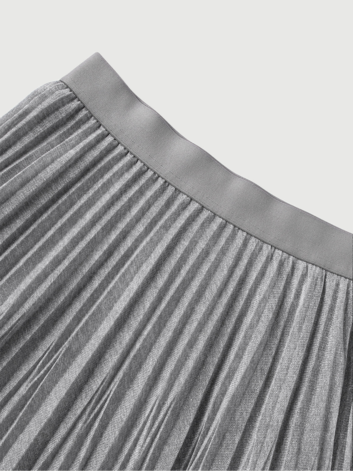 Grey short skirt with elastic waist and pleated design