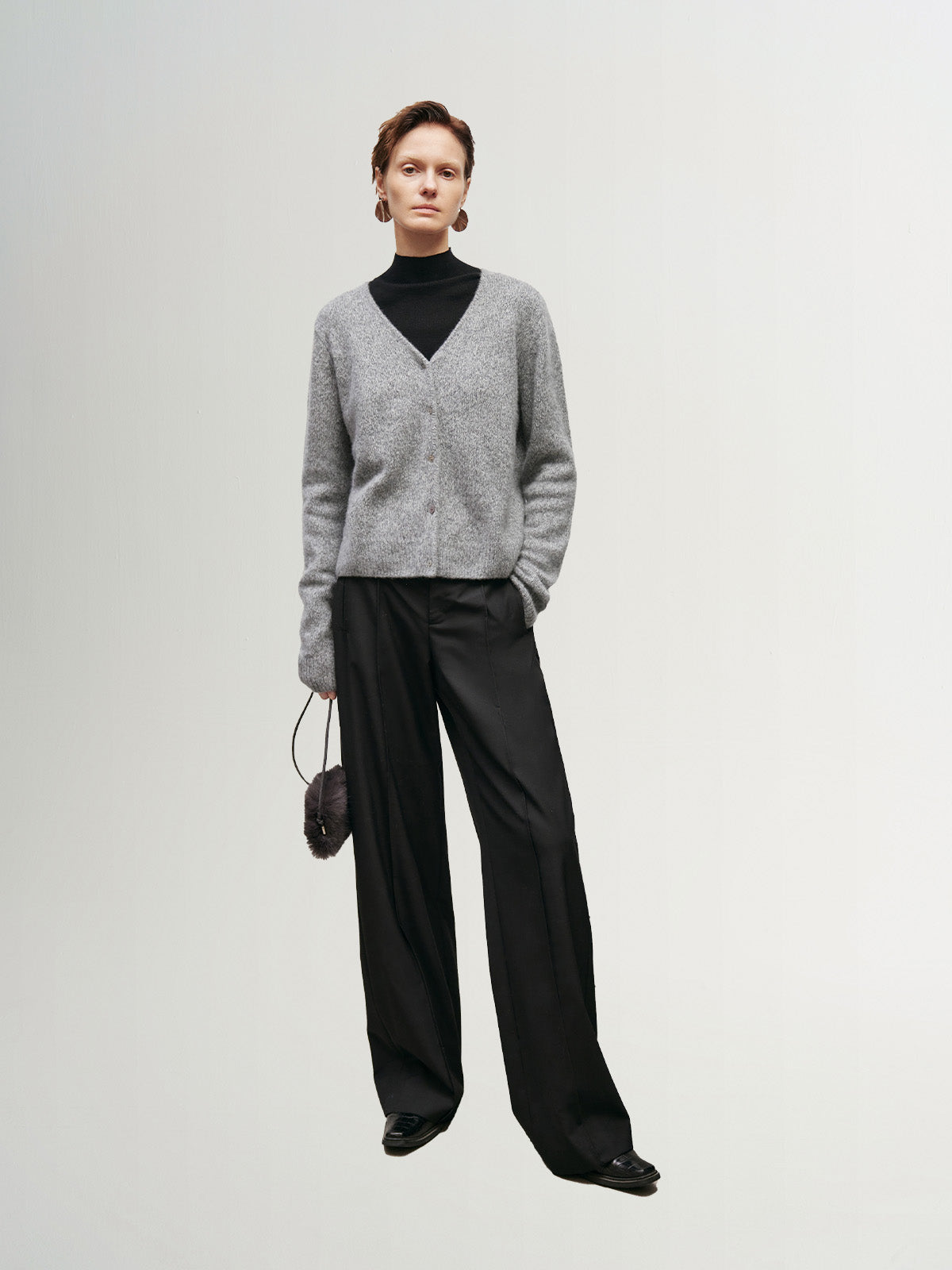 Cardigan gris à col en V et boutons en cachemire
