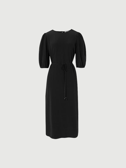 Robe noire en soie à manches bouffantes et col bateau