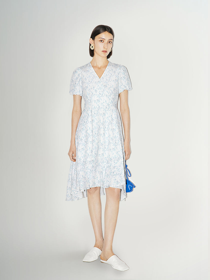 Robe légère bleue à imprimé floral, col V, manches bouffantes et coupe croisée