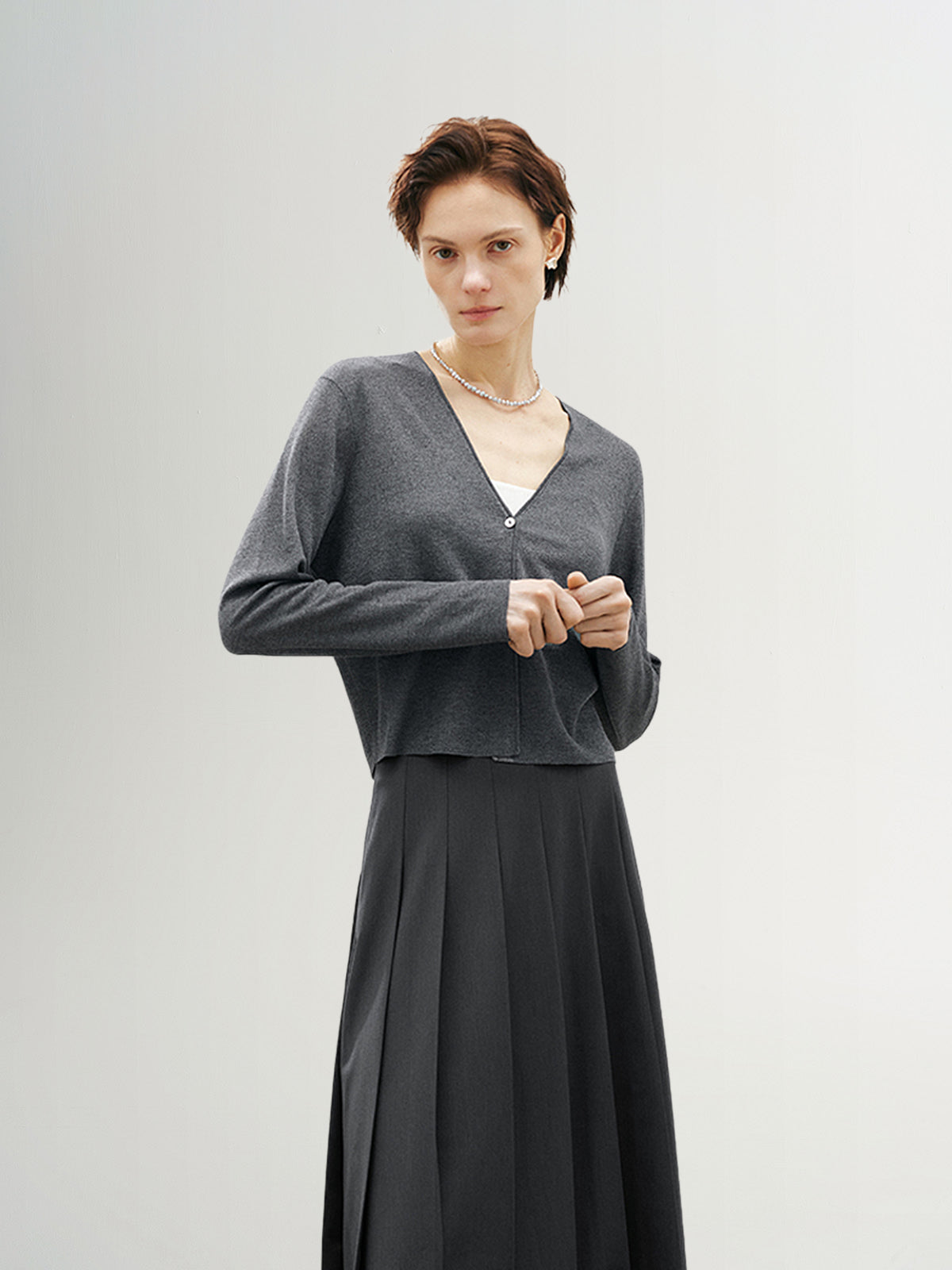 Pull tricoté à col en V gris