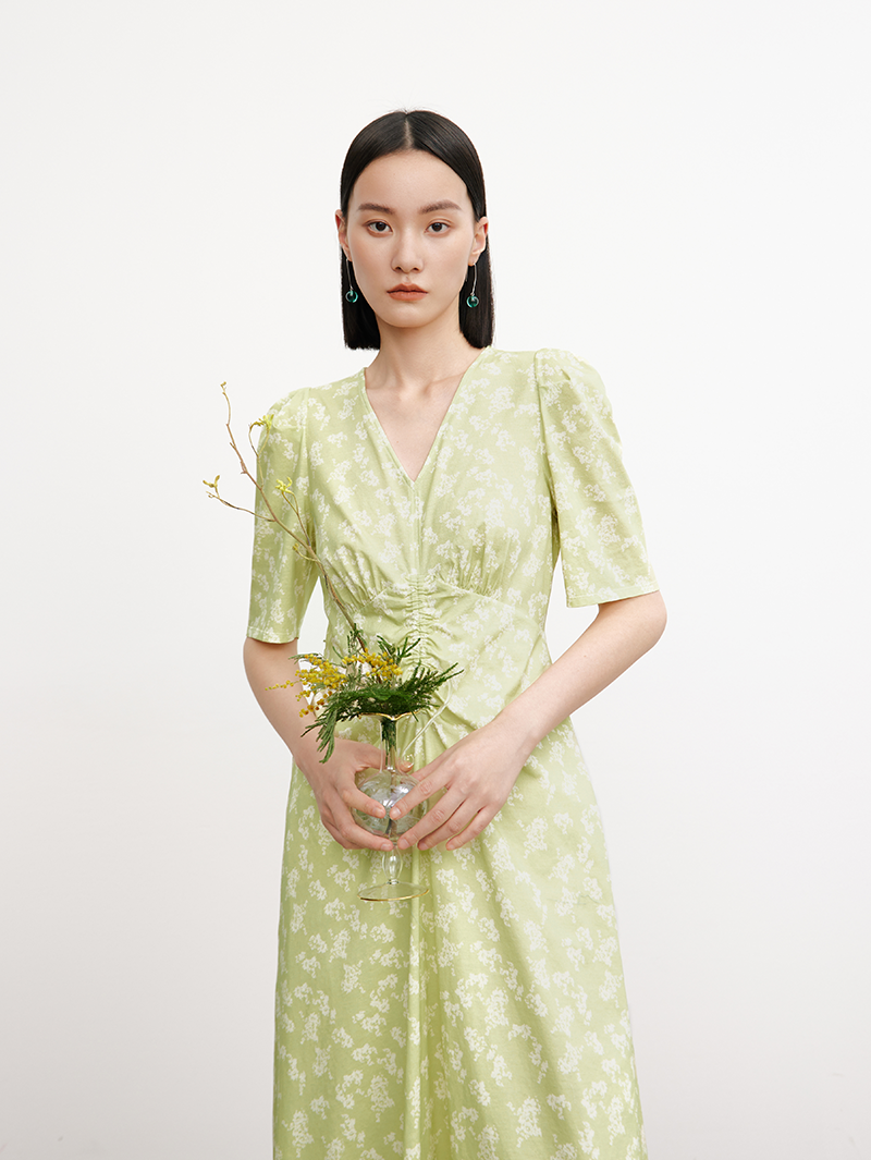 Robe verte à imprimé floral, col V et design plissé