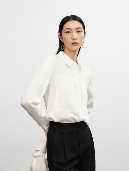 Chemise blanche à col classique, manches longues, boutonnée