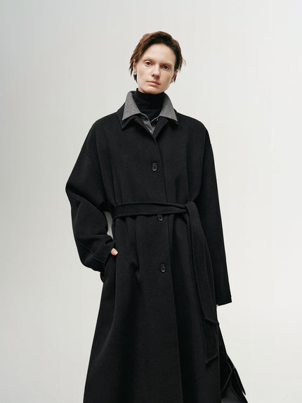 Manteau noir en laine à col droit, coupe droite et boutons