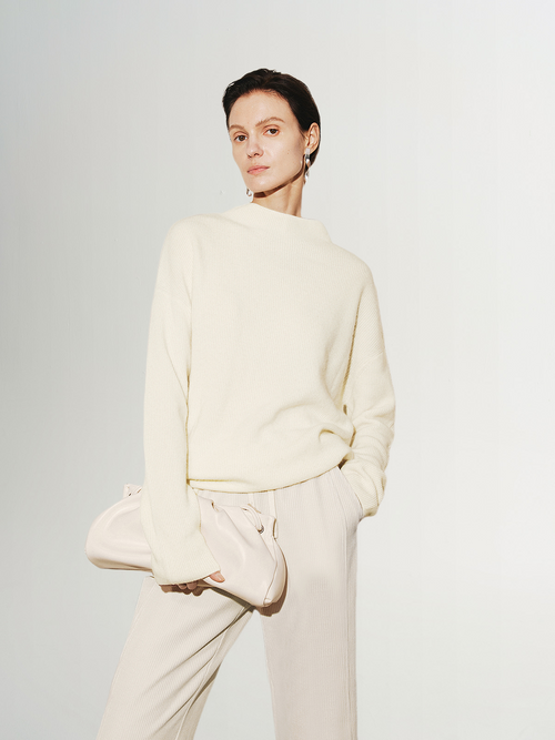 Load image 1 in gallery view. White raw velvet sweater, round neck, long sleeves, 100% cashmere