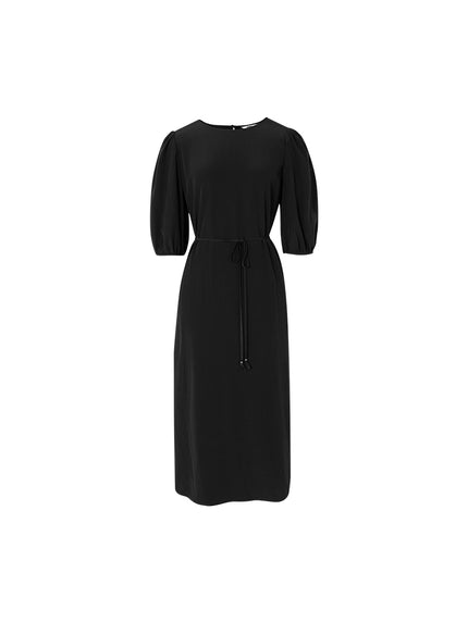 Robe noire en soie à manches bouffantes et col bateau