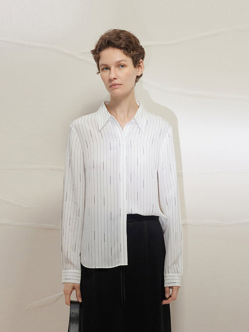 Charger l'image 1 dans la galerie. Chemise blanche en soie unie à rayures avec col classique