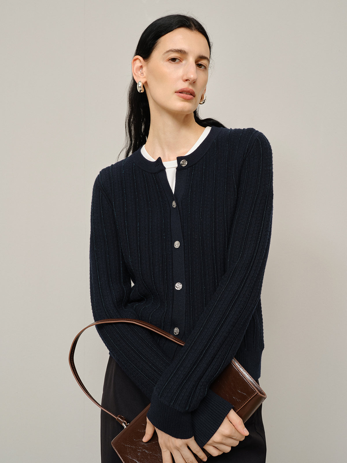 Pull en laine bleu marine à col rond et boutons