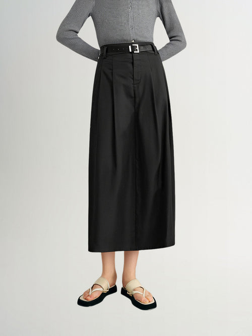 Charger l'image 1 dans la galerie. Person wearing a gray sweater and black skirt on a white background